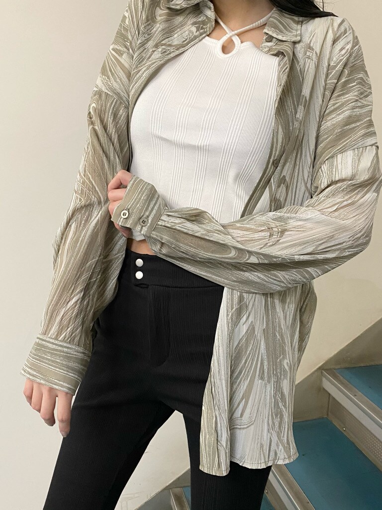 ベージュ系のシャツ/ブラウス、ホワイト系のTシャツ/カットソー、ブラック系のその他パンツを着用したレディースの春コーディネートの4枚目の写真