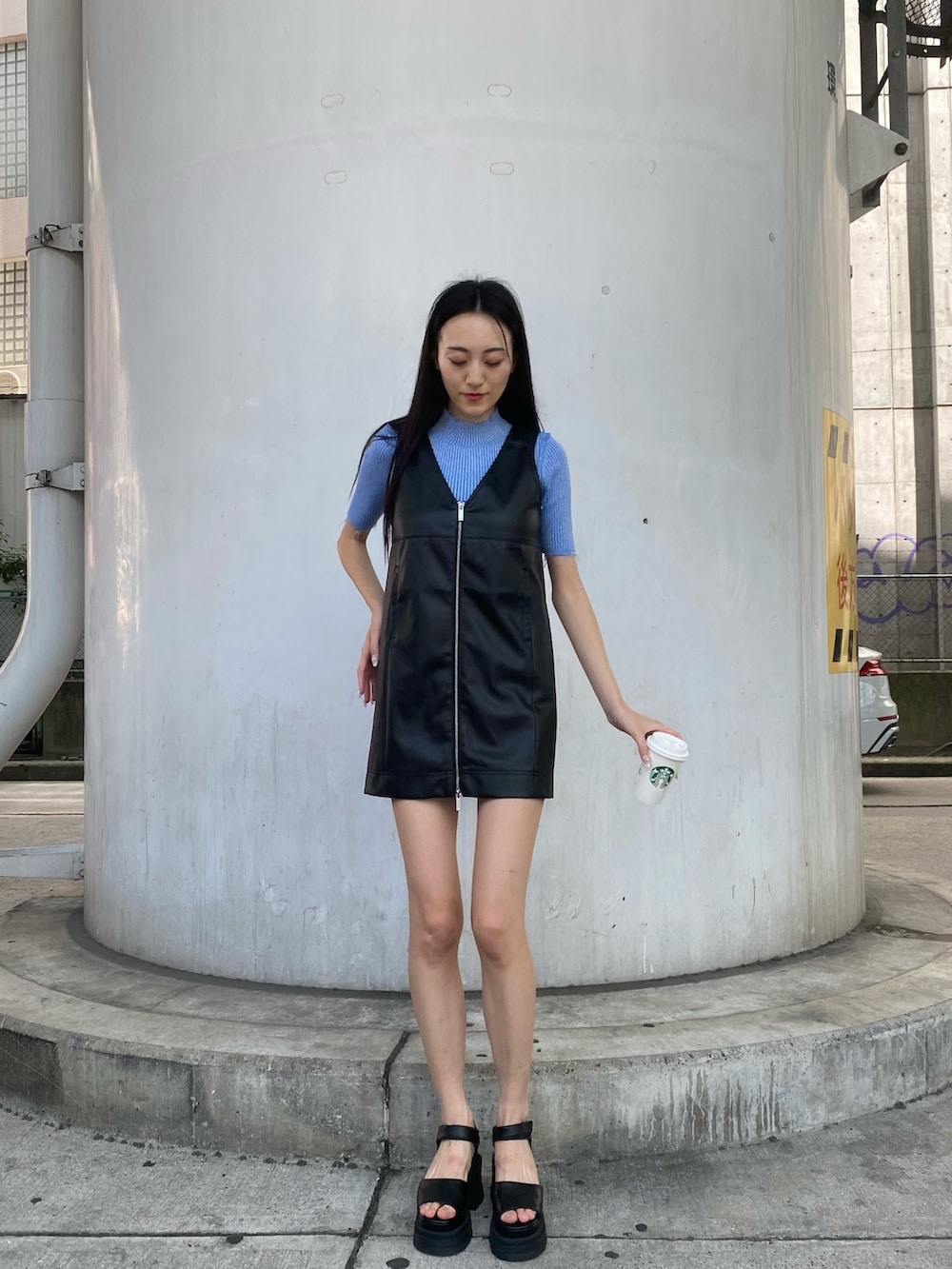 ブラック系のワンピース、ブルー系のニット/セーター、ブラック系のサンダルを着用したレディースの夏コーディネートの3枚目の写真