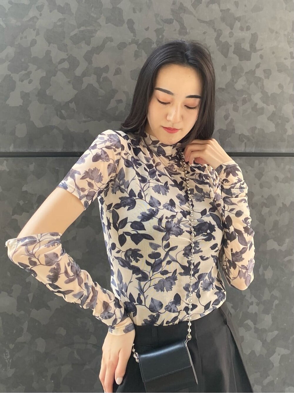 ブラック系のその他パンツ、ブラック系のブーツ、その他のTシャツ/カットソーを着用したレディースの夏コーディネートの3枚目の写真