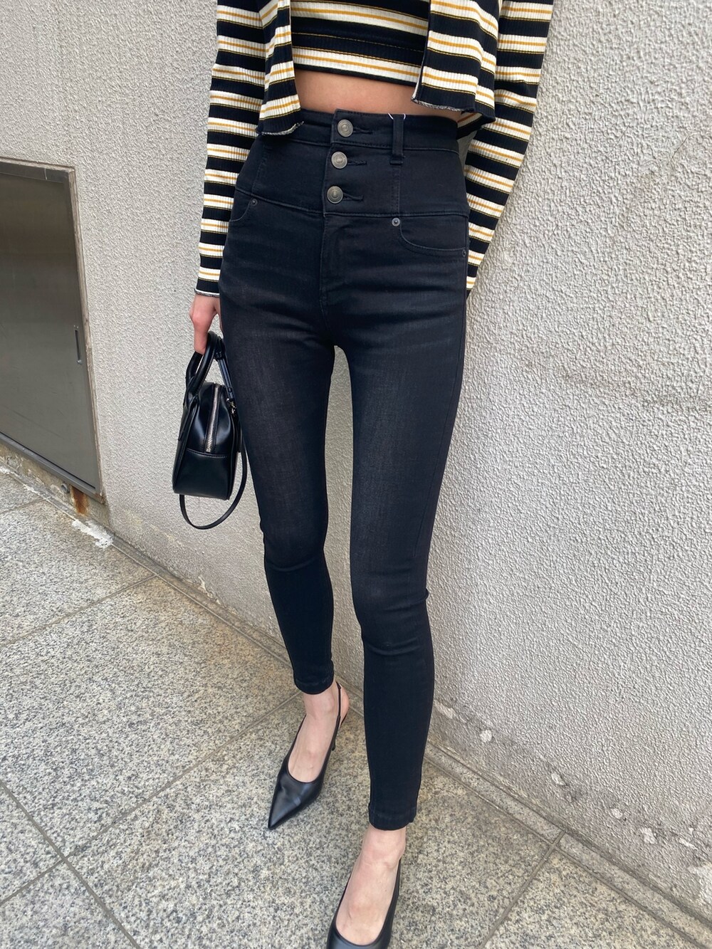 その他のTシャツ/カットソー、ブラック系のデニムパンツ、ブラック系のパンプスを着用したレディースの春コーディネートの8枚目の写真