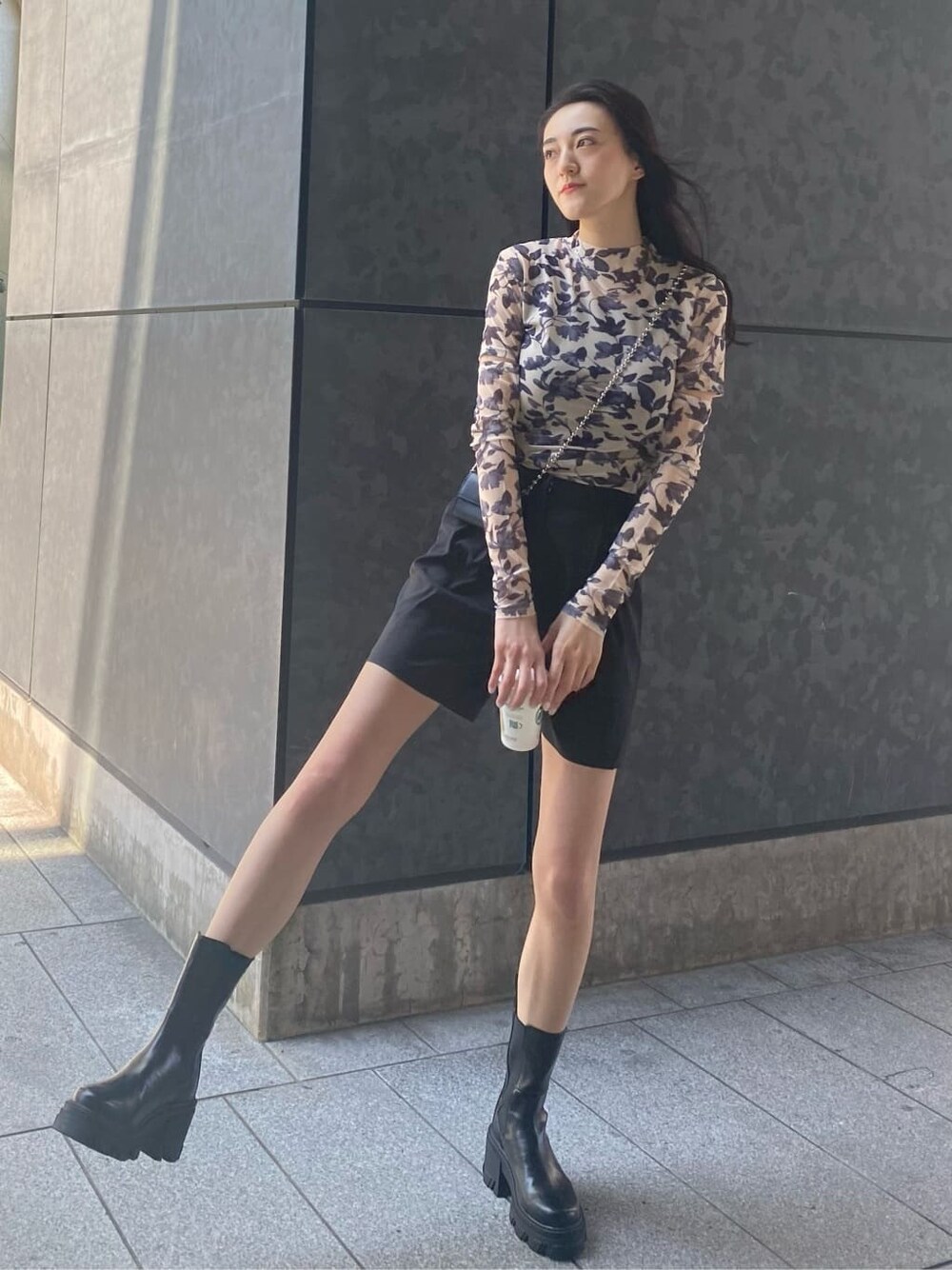 ブラック系のその他パンツ、ブラック系のブーツ、その他のTシャツ/カットソーを着用したレディースの夏コーディネートの2枚目の写真