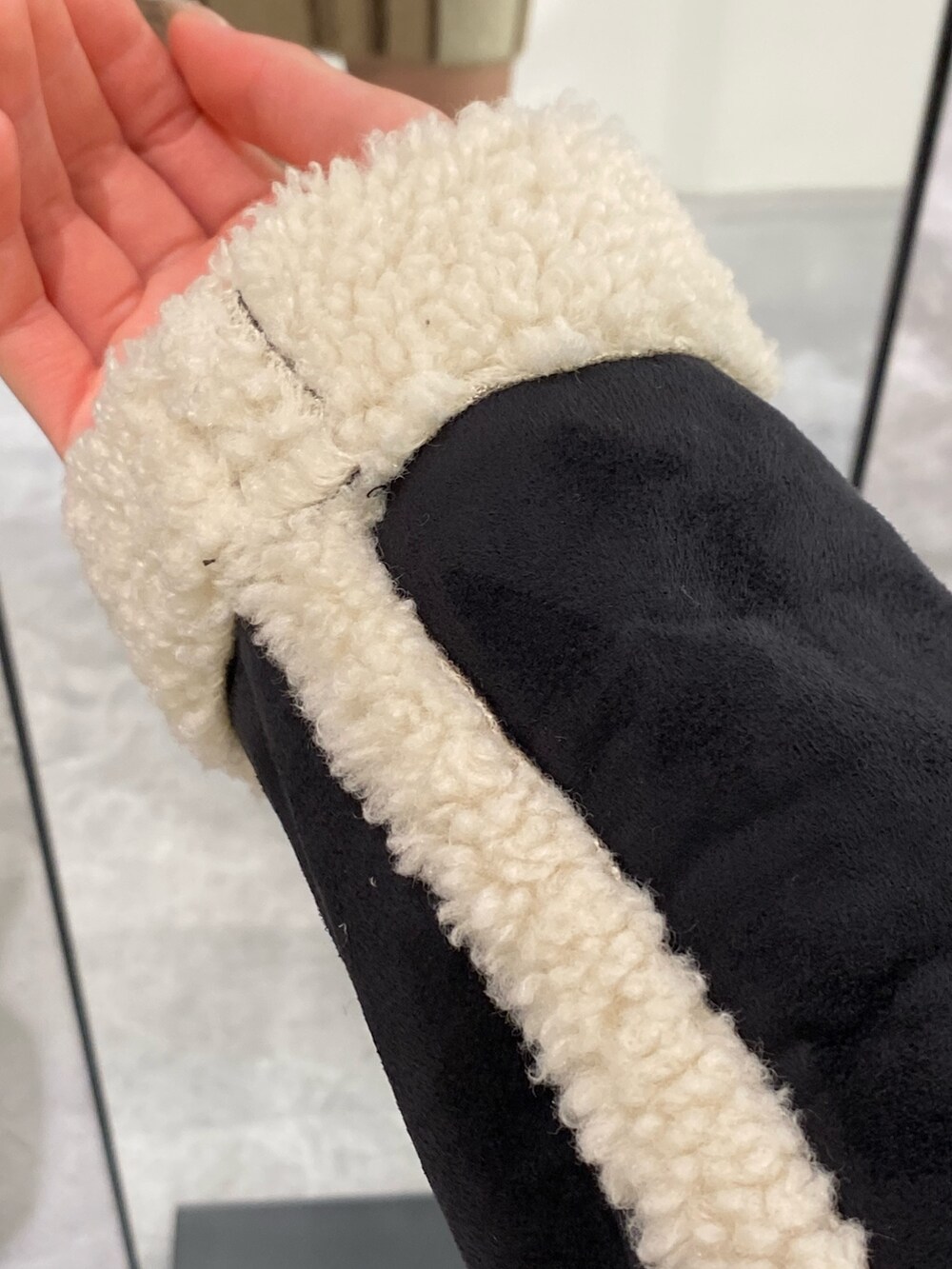 ベージュ系のスカート、ベージュ系のニット/セーター、ブラック系のブーツを着用したレディースの冬コーディネートの8枚目の写真