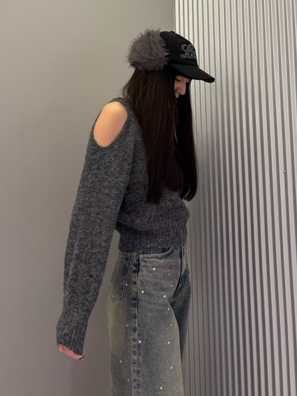 ブルー系のデニムパンツ、グレー系のニット/セーター、ブラック系のブーツを着用したレディースの冬コーディネートの9枚目の写真