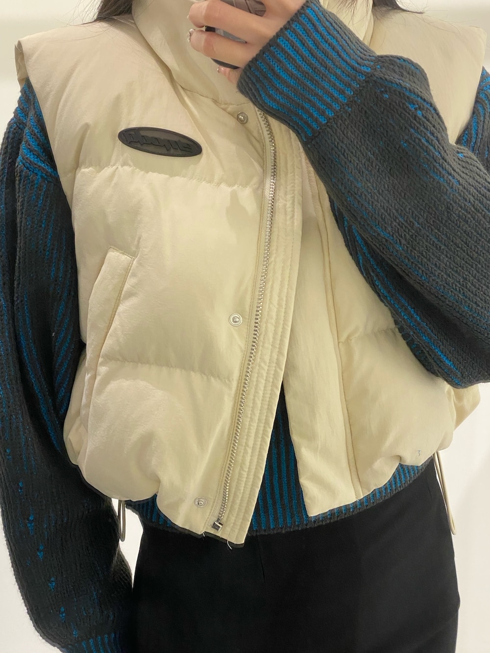 ブラック系のスカート、ブラック系のブーツ、ブルー系のニット/セーターを着用したレディースの秋コーディネートの8枚目の写真