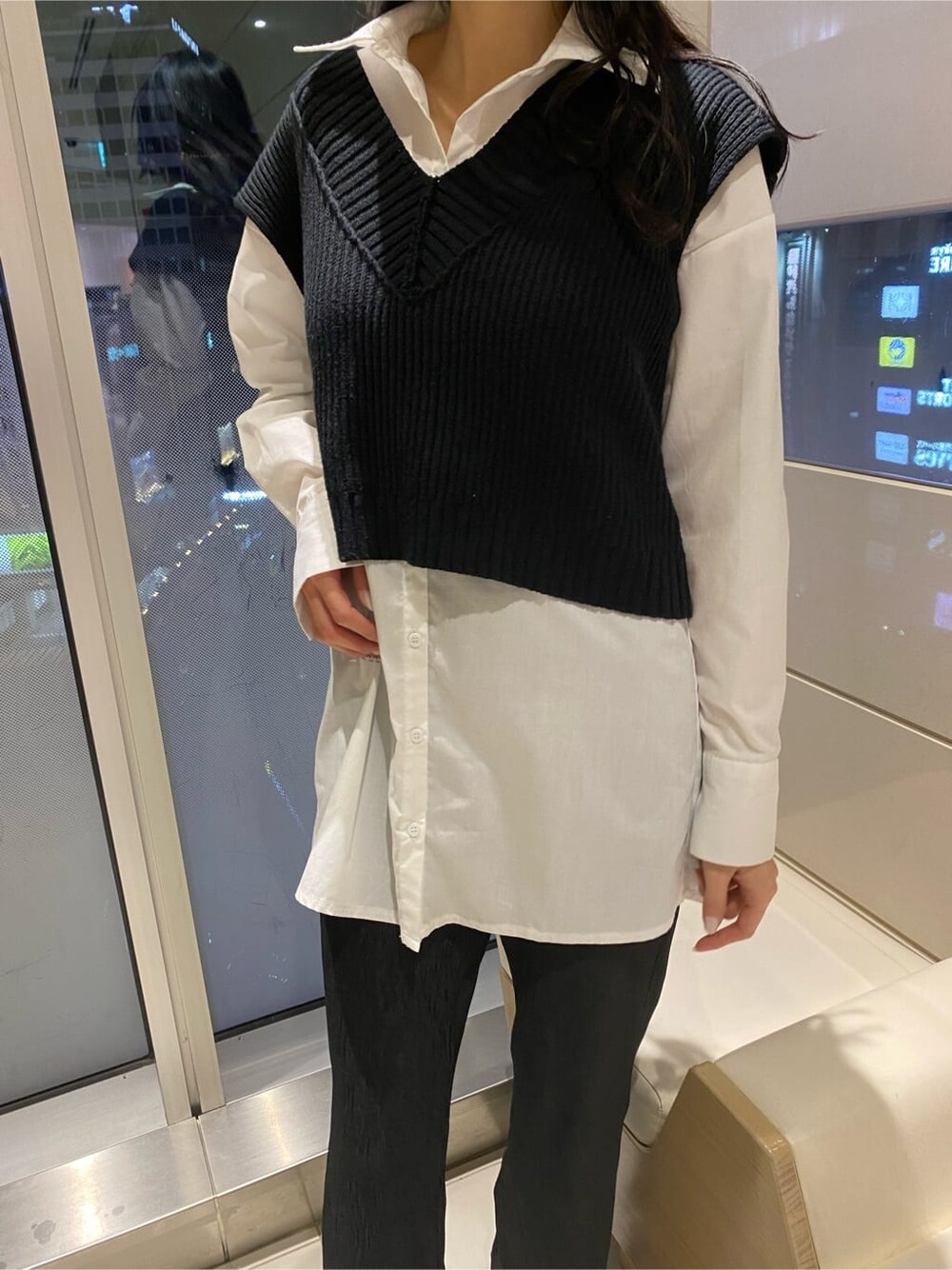 ブラック系のベスト、ブラック系のその他パンツ、ホワイト系のシャツ/ブラウスを着用したレディースの春コーディネートの3枚目の写真