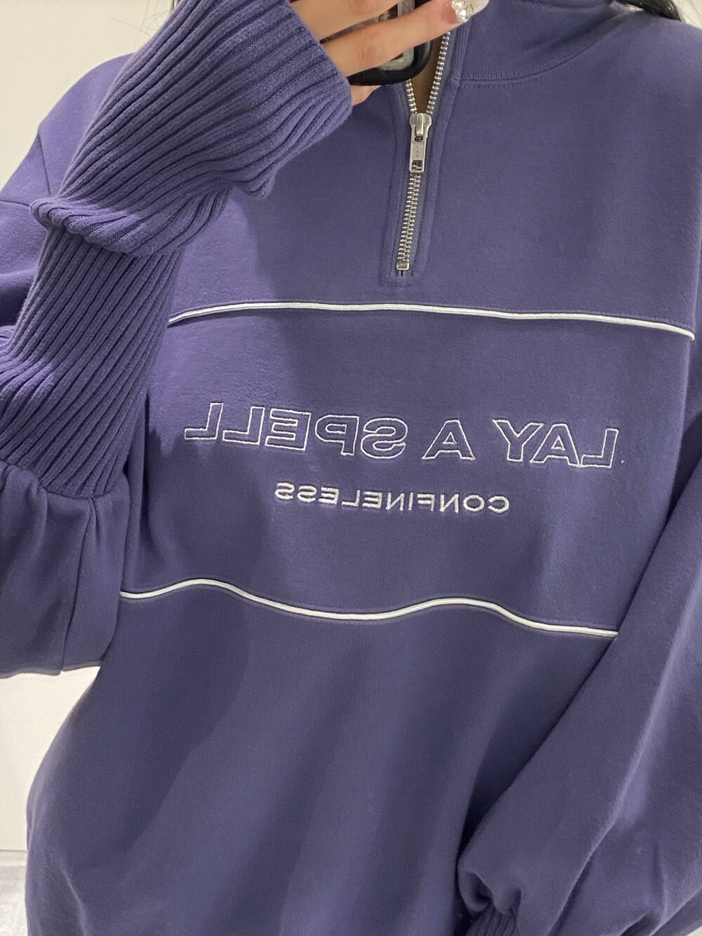 パープル系のスウェット、ブラック系のスカートを着用したレディースの秋コーディネートの7枚目の写真