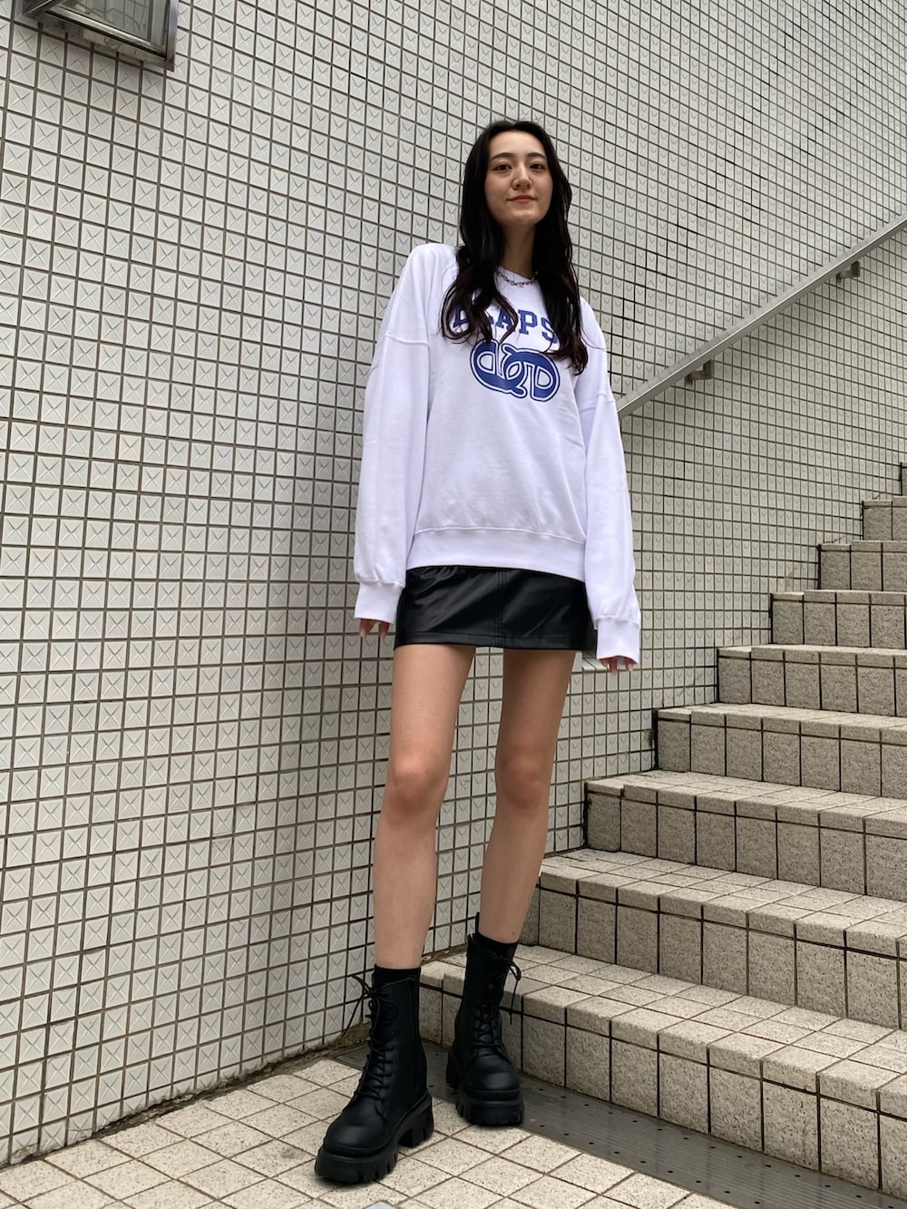 「大人カジュアル、スウェット、スウェットコーデ、トレーナー、タイトスカート、ミニスカート、レザースカート、厚底ブーツ、編み上げブーツ、ショートブーツ、春コーデ、高身長女子、高身長コーデ、カジュアルコーデ、お出かけコーデ」｜「EMODAのカーブウエストミニスカート（スカート、その他）」を使った、中村樹李亜さん（レディース・175cm）の冬コーディネートの3枚目の写真