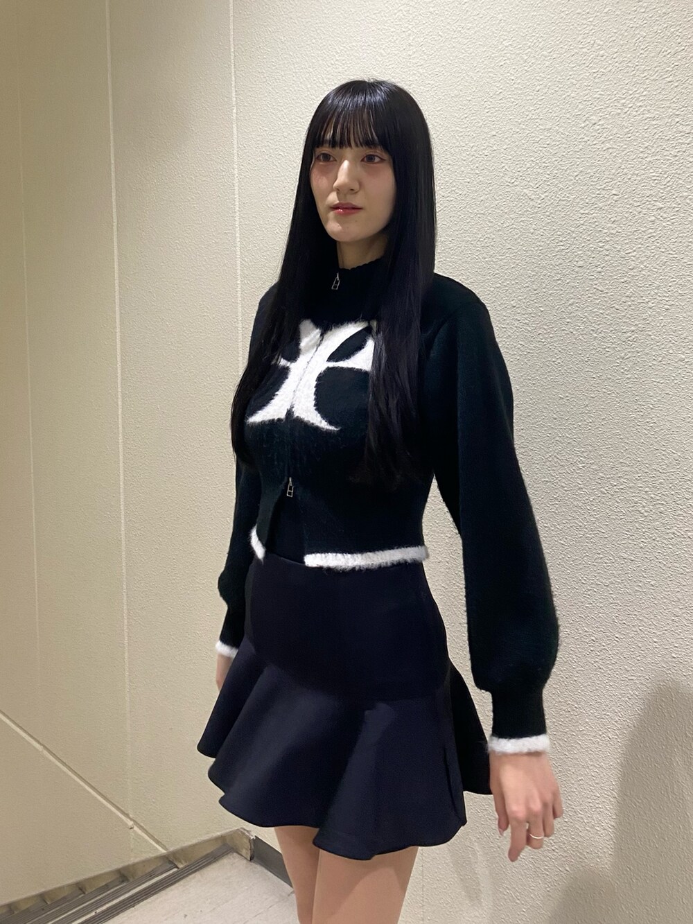 ブラック系のスカート、ブラック系のニット/セーターを着用したレディースの冬コーディネートの6枚目の写真