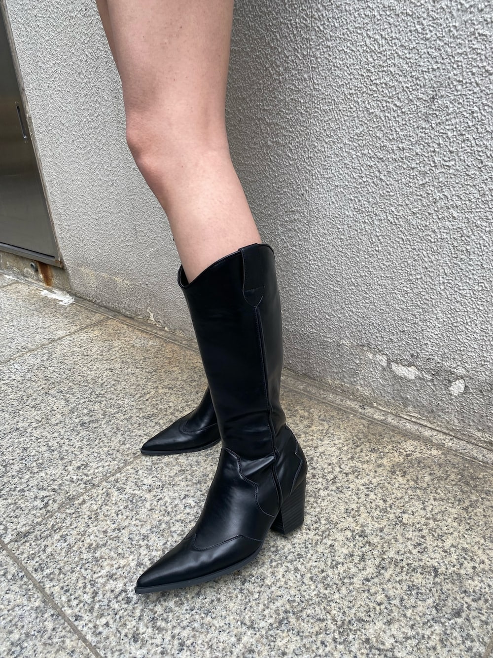 ホワイト系のニット/セーター、ブルー系のワンピース、ホワイト系のショルダーバッグを着用したレディースの冬コーディネートの8枚目の写真