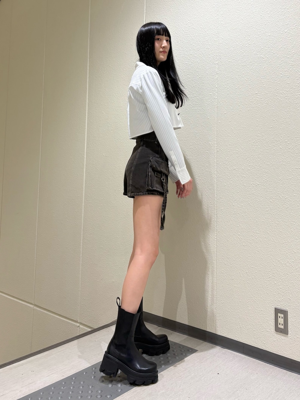 ブラック系のその他パンツ、ホワイト系のシャツ/ブラウス、ブラック系のブーツを着用したレディースの春コーディネートの3枚目の写真