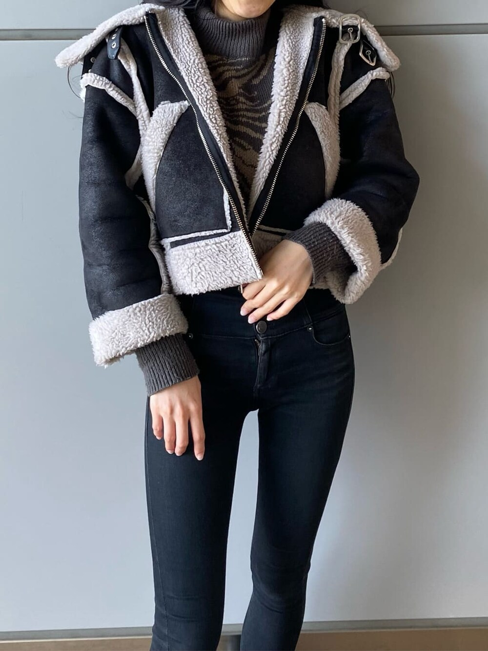 ブラック系のデニムパンツ、その他のニット/セーター、その他のムートンコートを着用したレディースの秋コーディネートの4枚目の写真