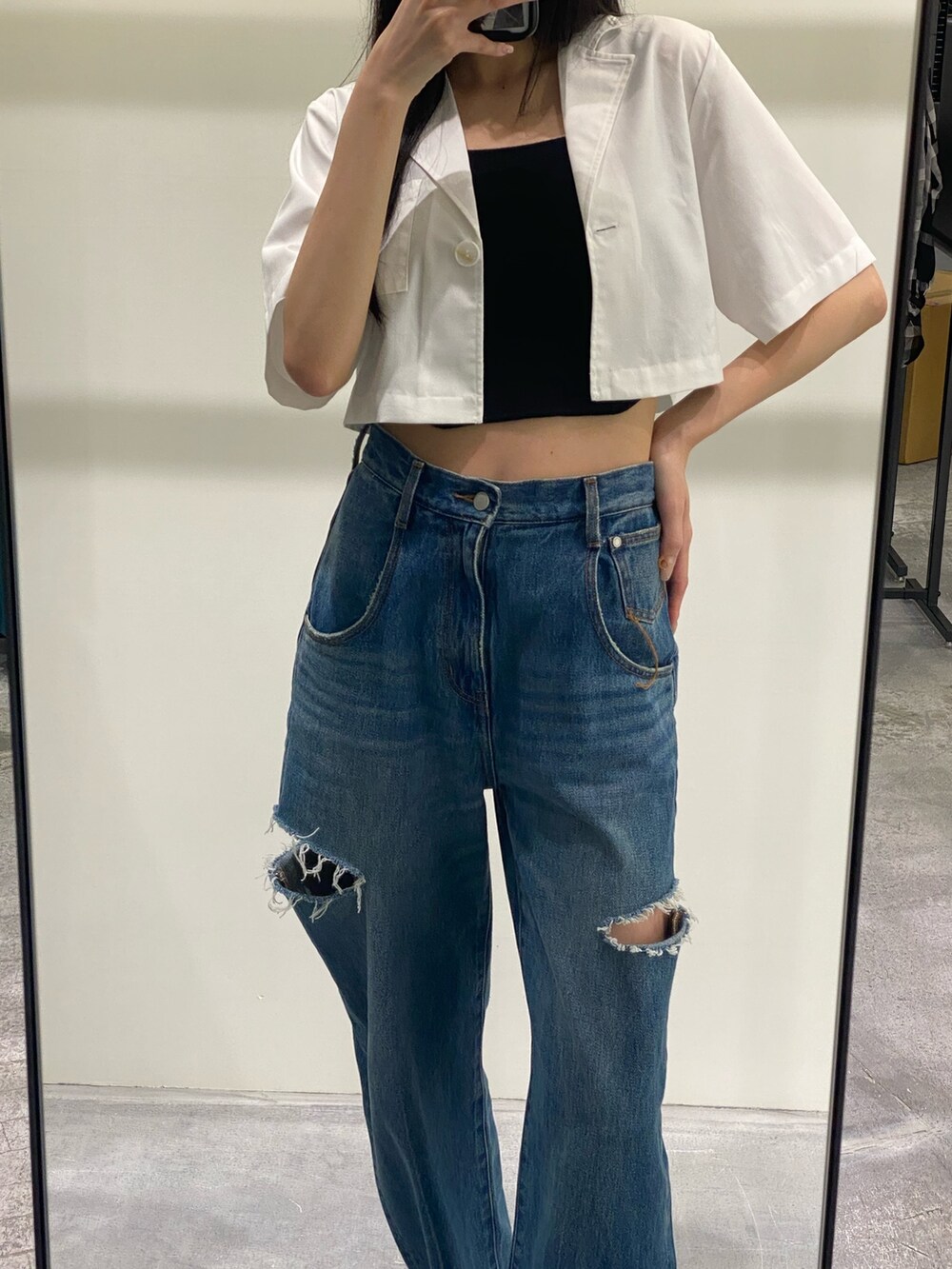 ブルー系のデニムパンツ、ホワイト系のシャツ/ブラウス、ブラック系のタンクトップを着用したレディースの夏コーディネートの2枚目の写真