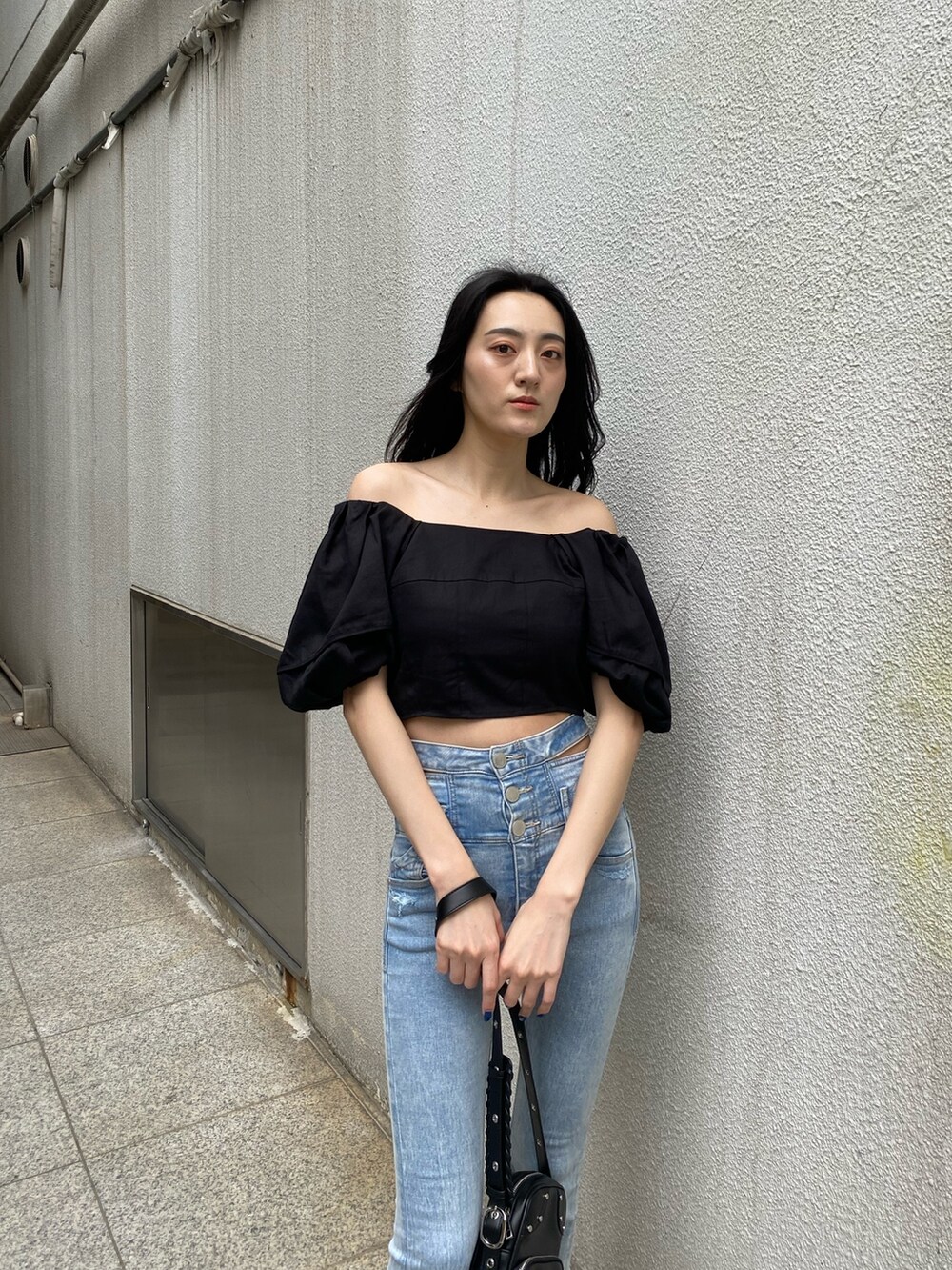 ブラック系のシャツ/ブラウス、ブラック系のサンダル、ブラック系のショルダーバッグを着用したレディースの春コーディネートの5枚目の写真
