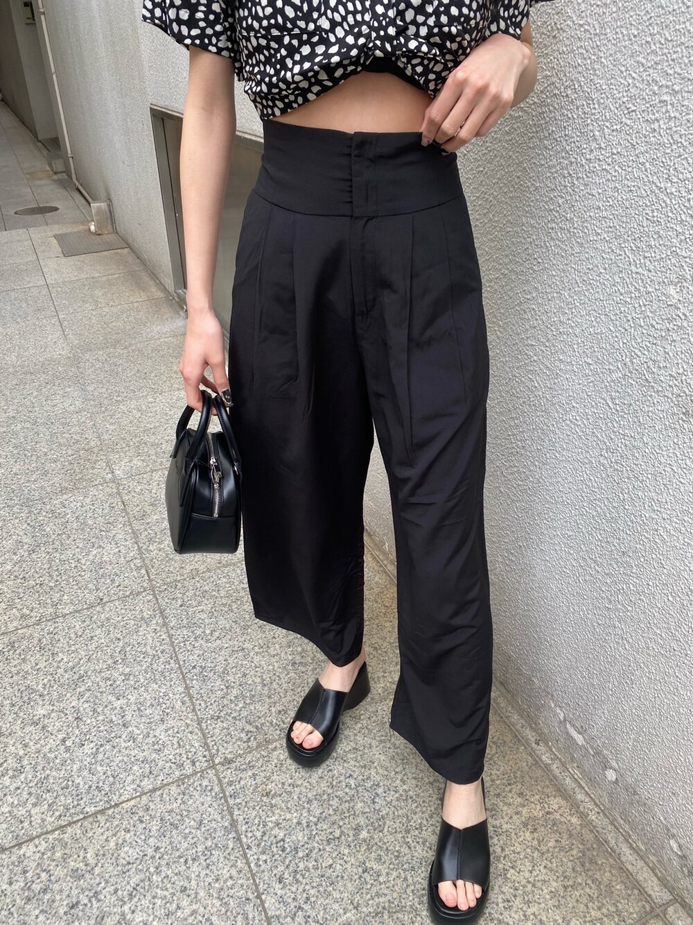 ブラック系のその他パンツ、その他のシャツ/ブラウス、ブラック系のサンダルを着用したレディースの春コーディネートの8枚目の写真