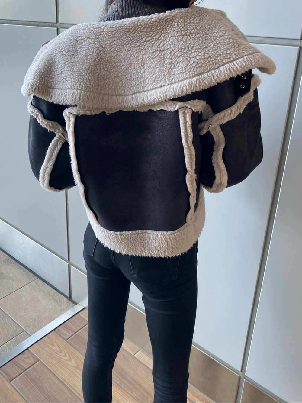 ブラック系のデニムパンツ、その他のニット/セーター、その他のムートンコートを着用したレディースの秋コーディネートの3枚目の写真