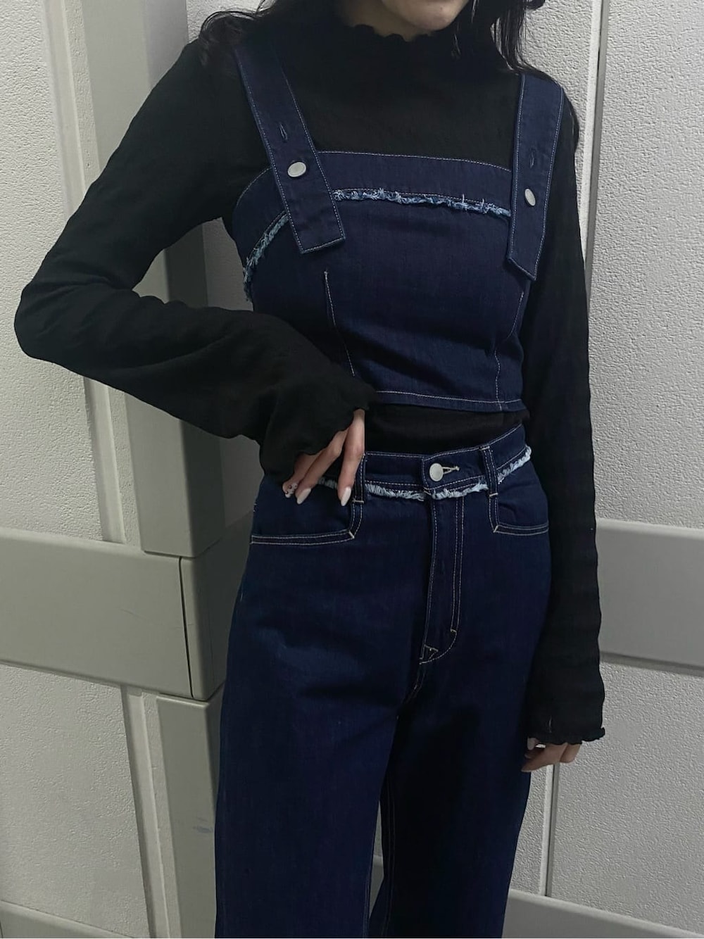 ブラック系のTシャツ/カットソー、ブルー系のデニムパンツ、ブルー系のベストを着用したレディースの春コーディネートの3枚目の写真