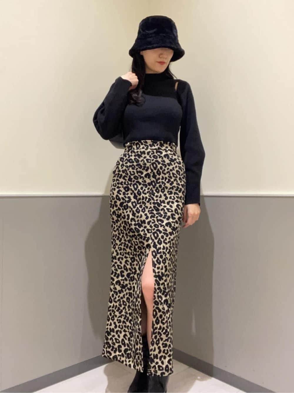 その他のスカート、ブラック系のニット/セーター、ブラック系のハンドバッグを着用したレディースの秋コーディネートの3枚目の写真