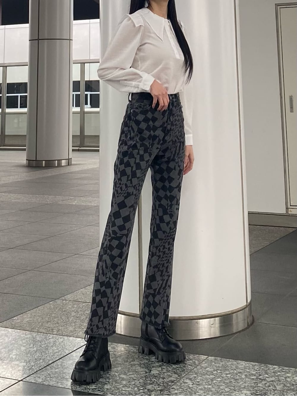 ブラック系のブーツ、ホワイト系のシャツ/ブラウス、その他のデニムパンツを着用したレディースの冬コーディネートの2枚目の写真