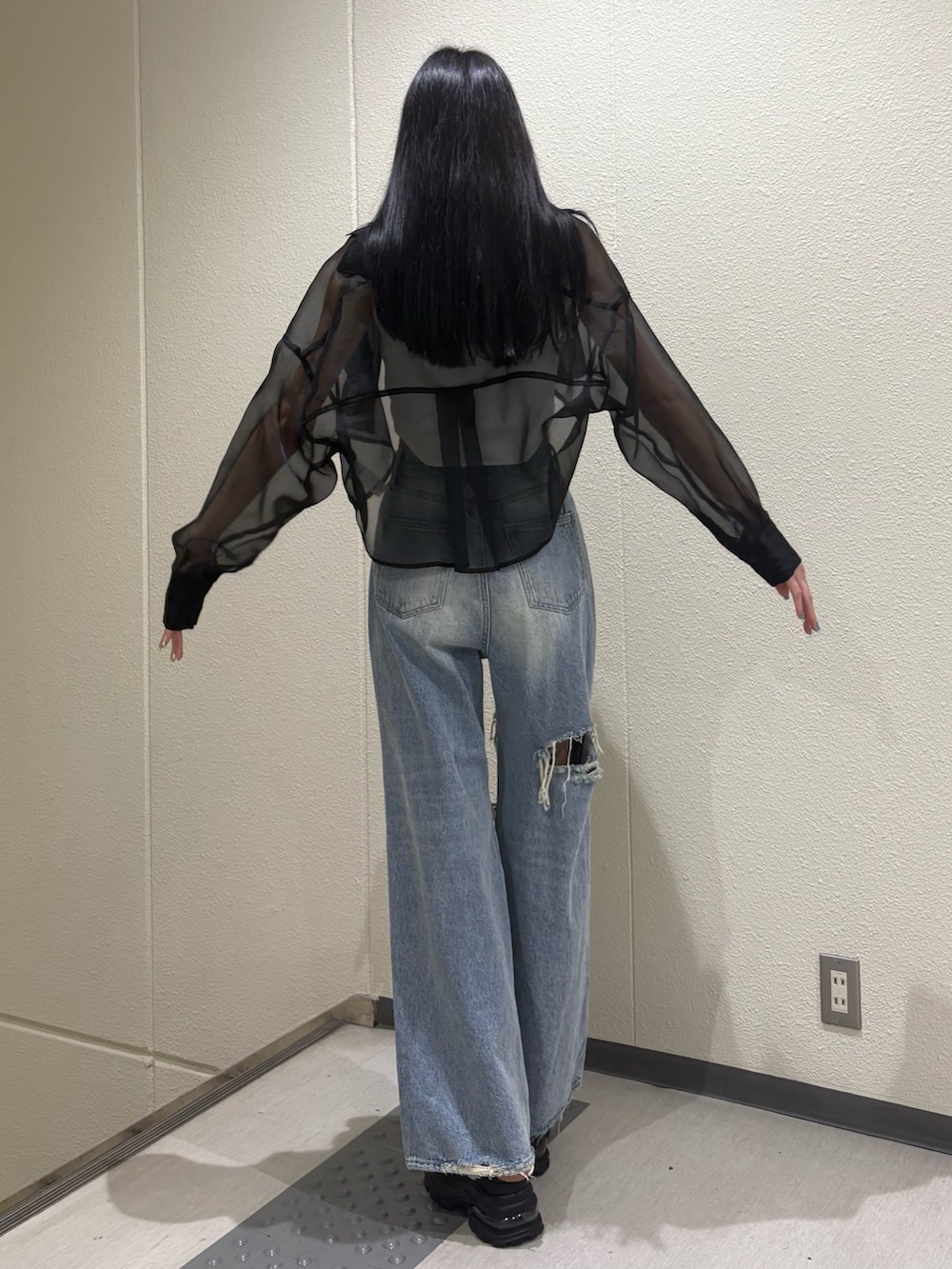 ホワイト系のニット/セーター、ブルー系のデニムパンツ、ブラック系のシャツ/ブラウスを着用したレディースの夏コーディネートの5枚目の写真