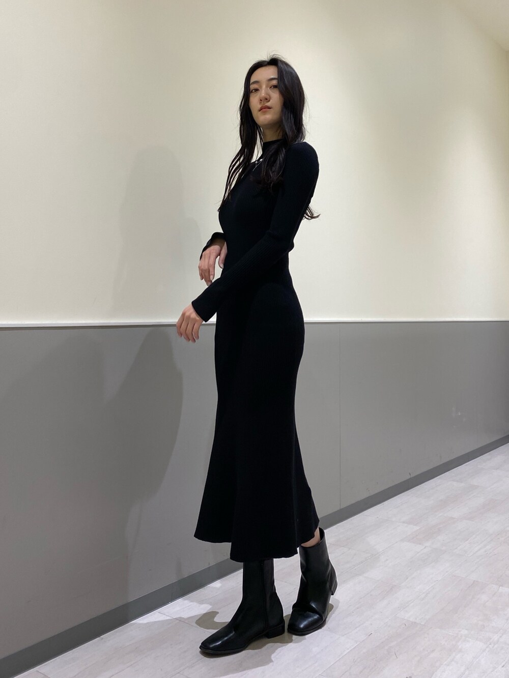 ブラック系のワンピース、シルバー系のネックレスを着用したレディースの冬コーディネートの5枚目の写真