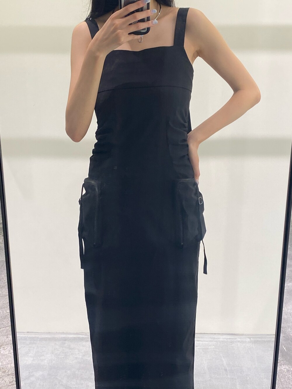 ブラック系のワンピース、ブラック系のサンダル、シルバー系のネックレスを着用したレディースの夏コーディネートの4枚目の写真