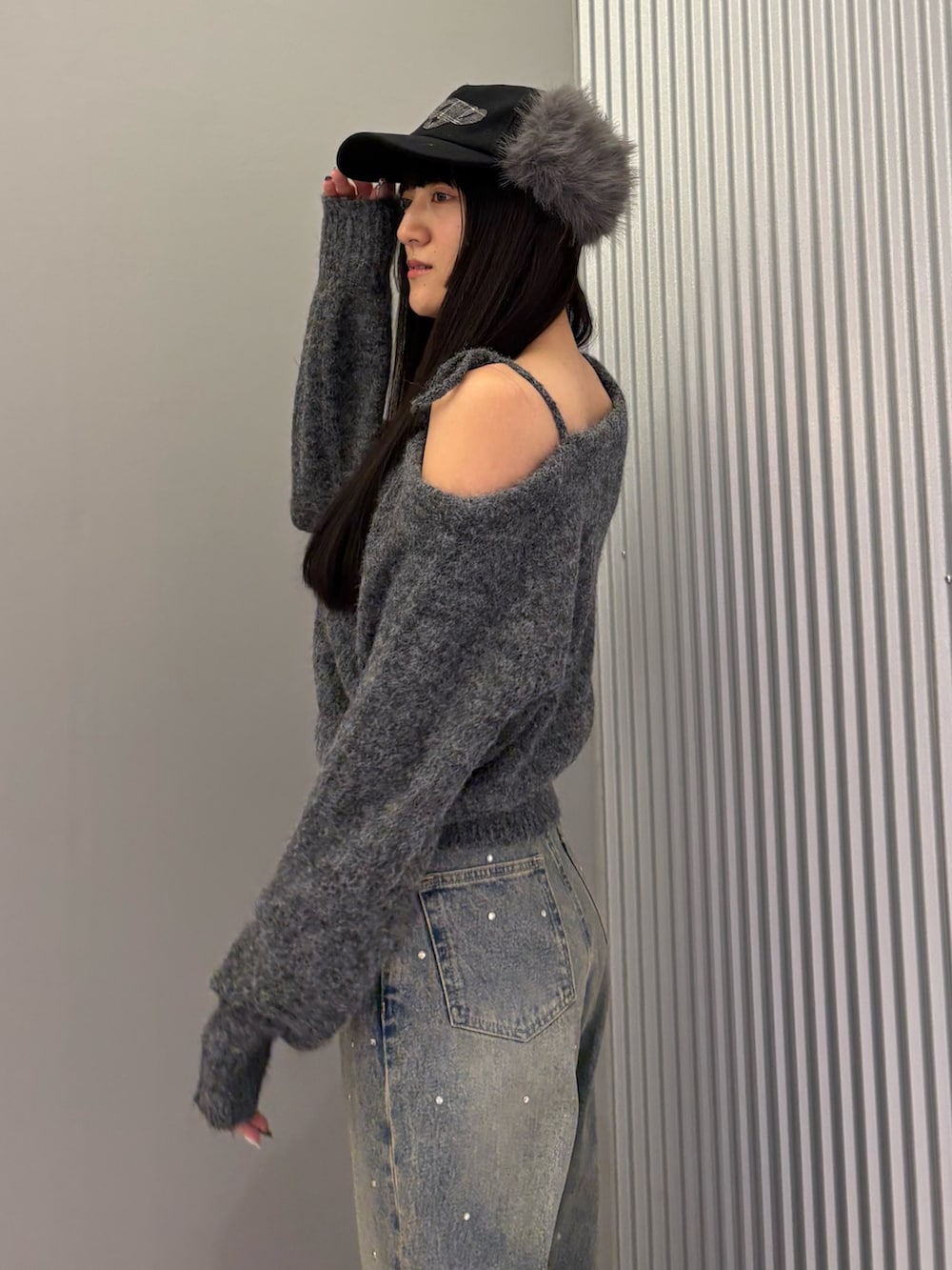 ブルー系のデニムパンツ、グレー系のニット/セーター、ブラック系のブーツを着用したレディースの冬コーディネートの7枚目の写真