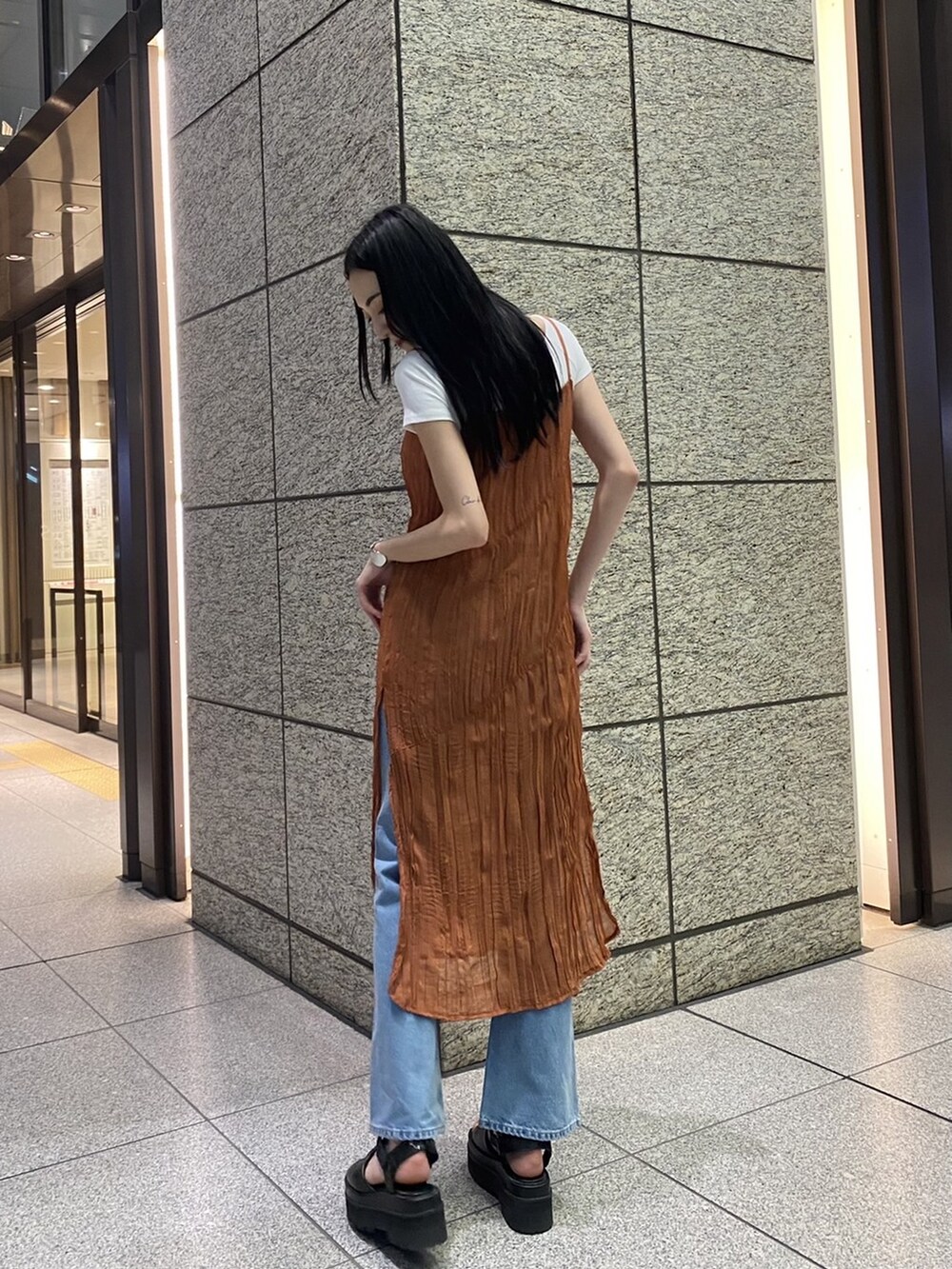 「ワンピースコーデ、黒髪ロング、エモダ、厚底サンダル、カラーワンピース、フレアデニム、EMODA、デニム、足盛れる靴」｜「EMODAのフィットリブTシャツ（Tシャツ/カットソー、ホワイト系）」を使った、中村樹李亜さん（レディース・175cm）の夏コーディネートの2枚目の写真