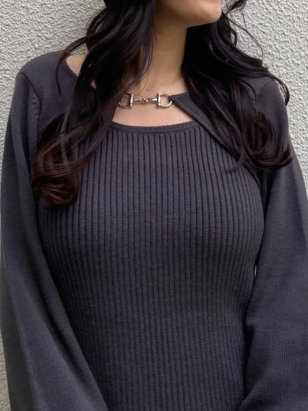 グレー系のワンピース、ブラック系のブーツ、ブラック系のハットを着用したレディースの冬コーディネートの5枚目の写真