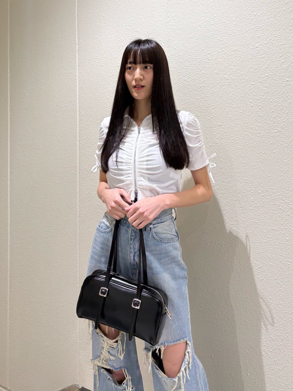 ブルー系のデニムパンツ、ホワイト系のシャツ/ブラウス、ブラック系のサンダルを着用したレディースの春コーディネートの6枚目の写真