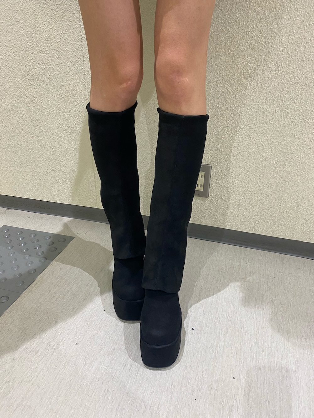 グレー系のパーカー、ブラック系のブルゾン、ブルー系のハンドバッグを着用したレディースの秋コーディネートの8枚目の写真