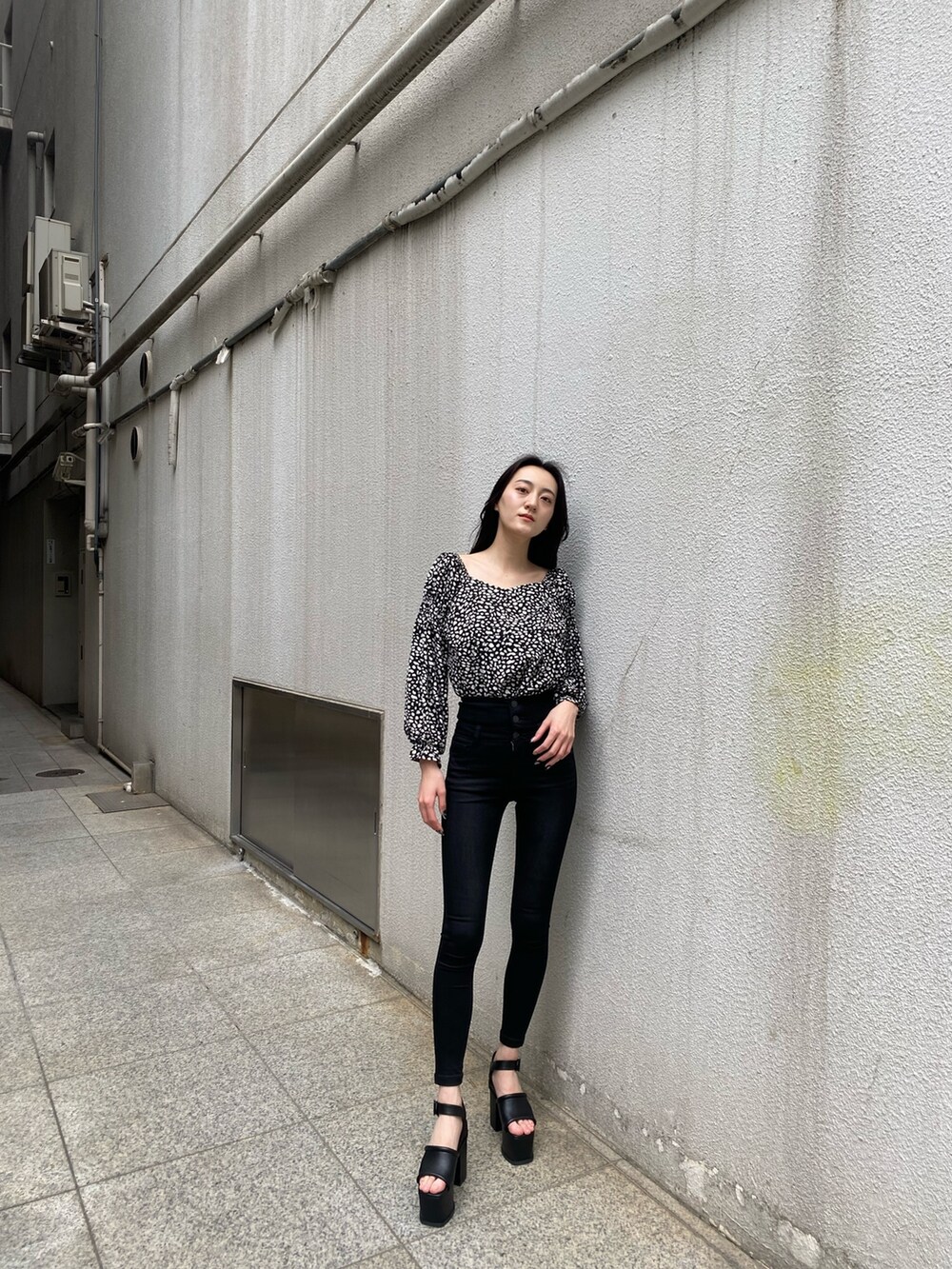 その他のシャツ/ブラウス、ブラック系のデニムパンツ、ブラック系のサンダルを着用したレディースの春コーディネートの2枚目の写真