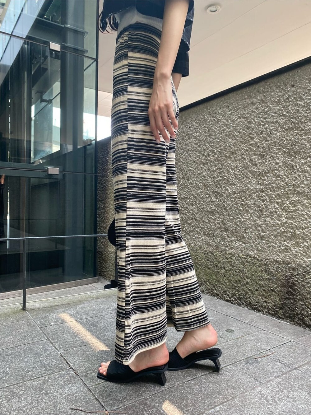 その他のその他パンツ、ブラック系のシャツ/ブラウス、ホワイト系のタンクトップを着用したレディースの夏コーディネートの6枚目の写真