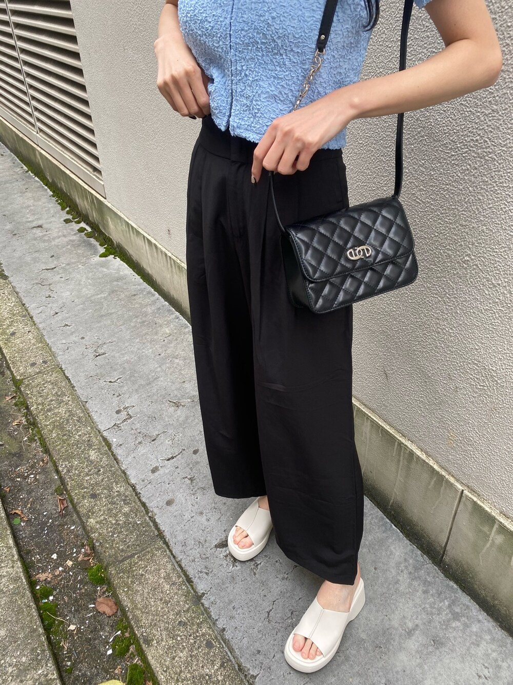 ブルー系のシャツ/ブラウス、ブラック系のその他パンツ、ブラック系のショルダーバッグを着用したレディースの春コーディネートの9枚目の写真