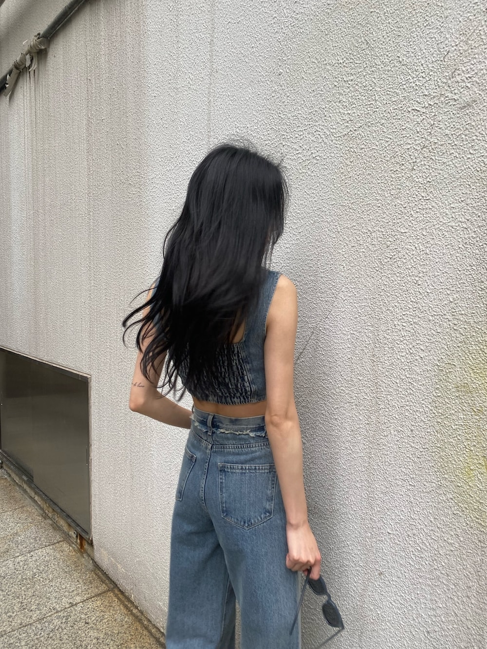 ブルー系のデニムパンツ、ブルー系のその他トップス、ブラック系のサンダルを着用したレディースの春コーディネートの8枚目の写真