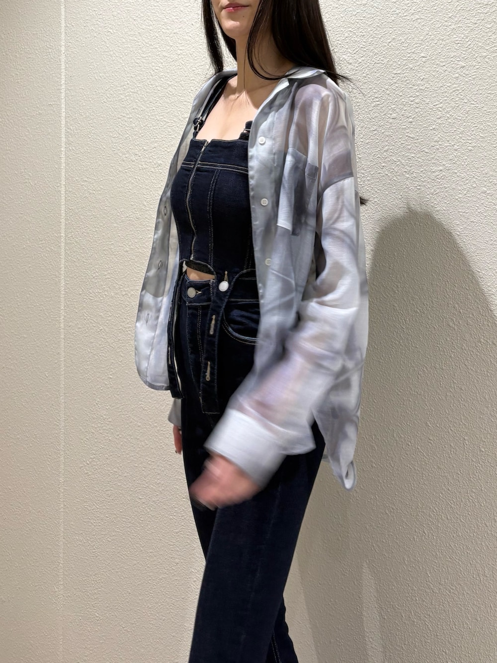 ブルー系のサロペット/オーバーオール、グレー系のシャツ/ブラウス、ブラック系のサンダルを着用したレディースの春コーディネートの7枚目の写真