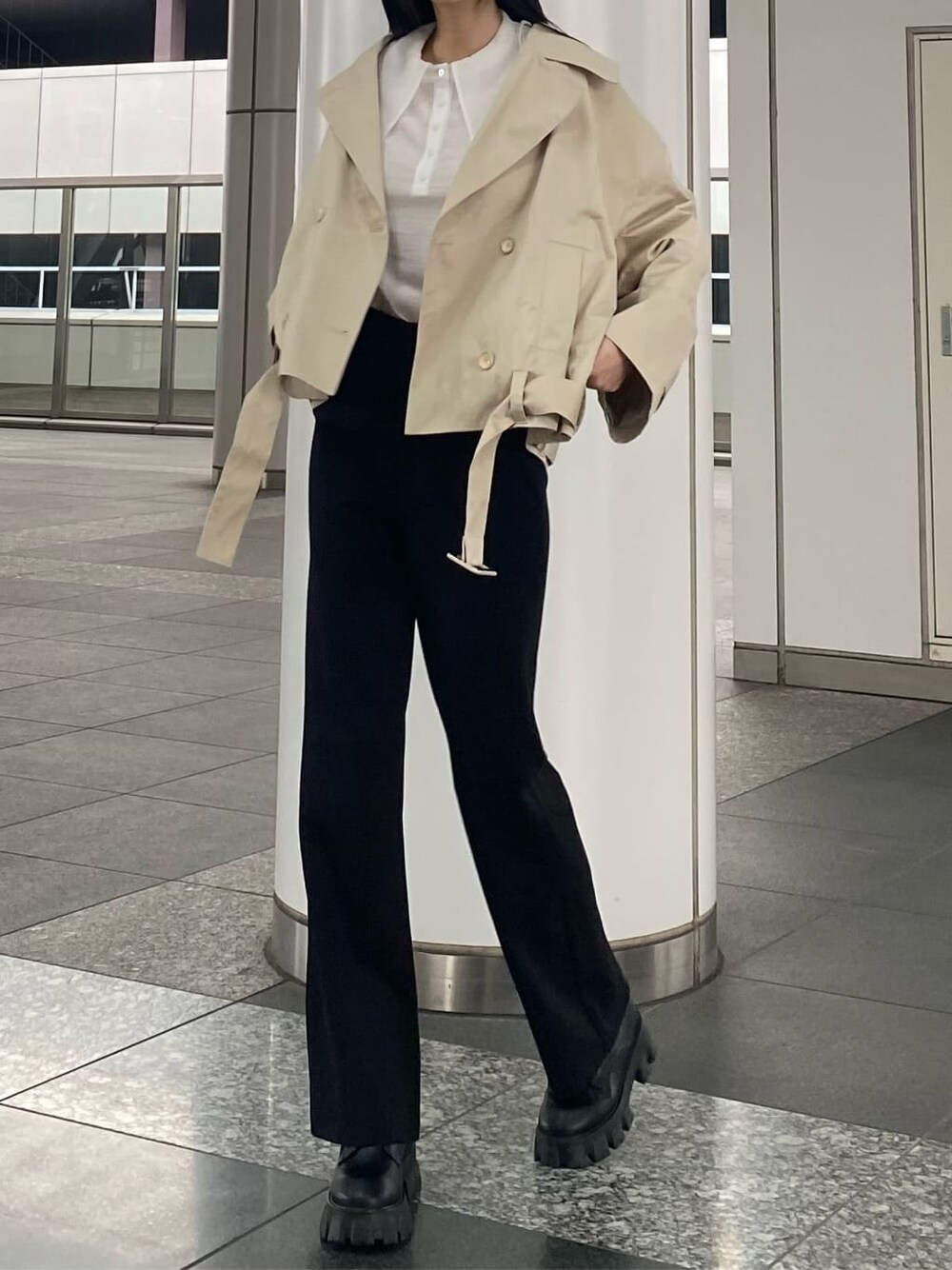 ブラック系のその他パンツ、ベージュ系のトレンチコート、ブラック系のブーツを着用したレディースの冬コーディネートの2枚目の写真