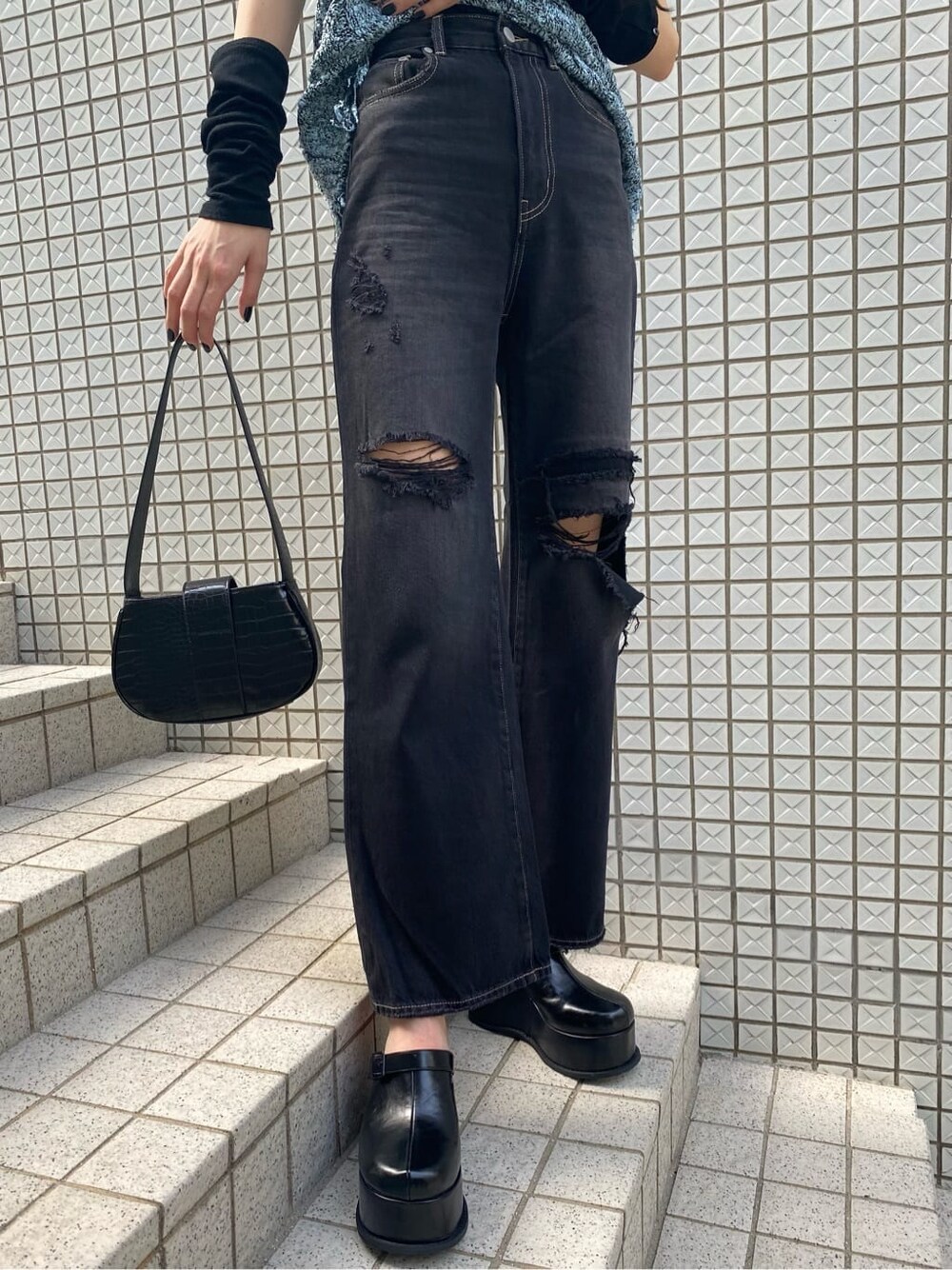 ブラック系のデニムパンツ、ブルー系のベスト、ブラック系のスリッポンを着用したレディースの夏コーディネートの7枚目の写真