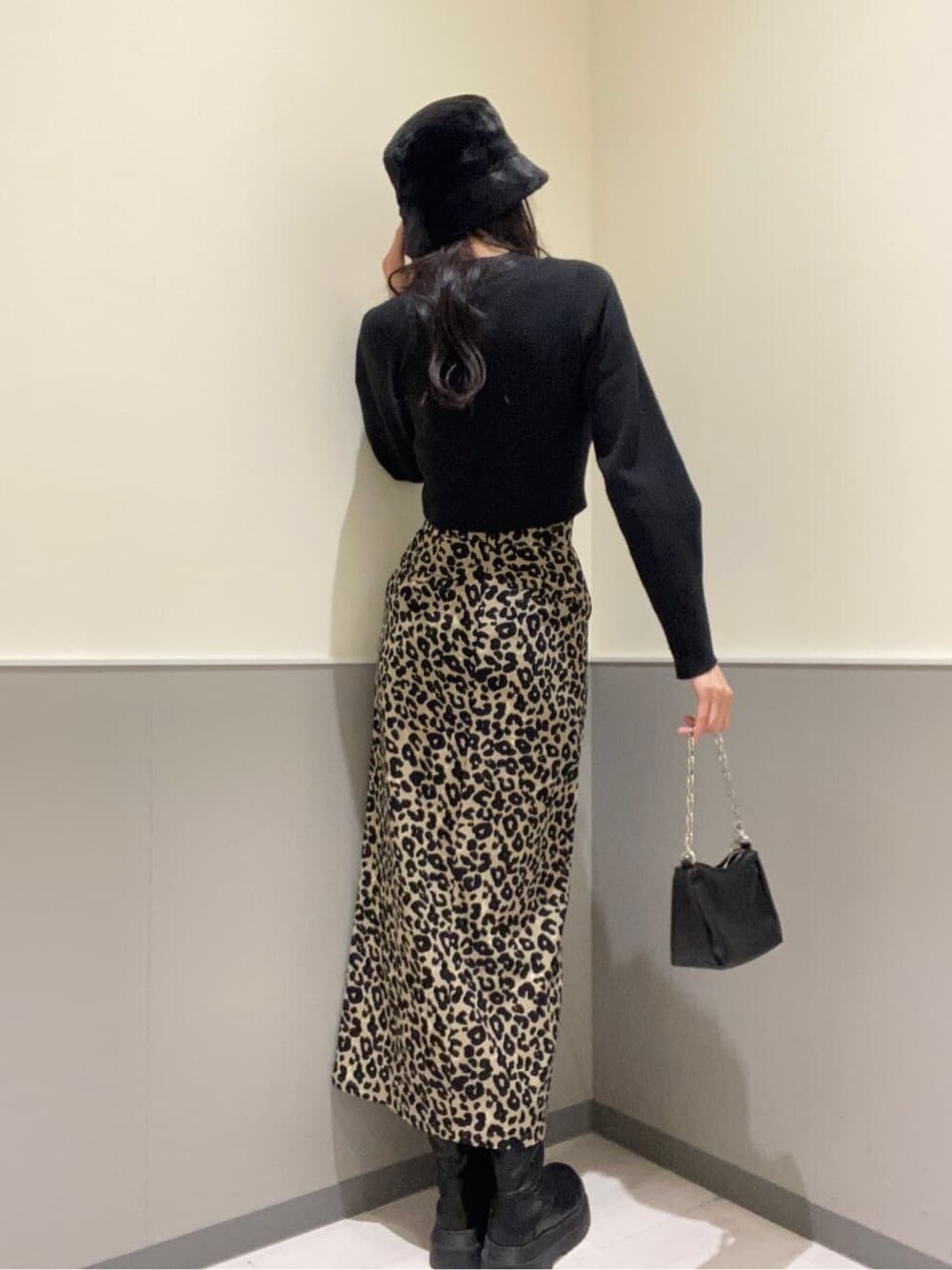 その他のスカート、ブラック系のニット/セーター、ブラック系のハンドバッグを着用したレディースの秋コーディネートの5枚目の写真