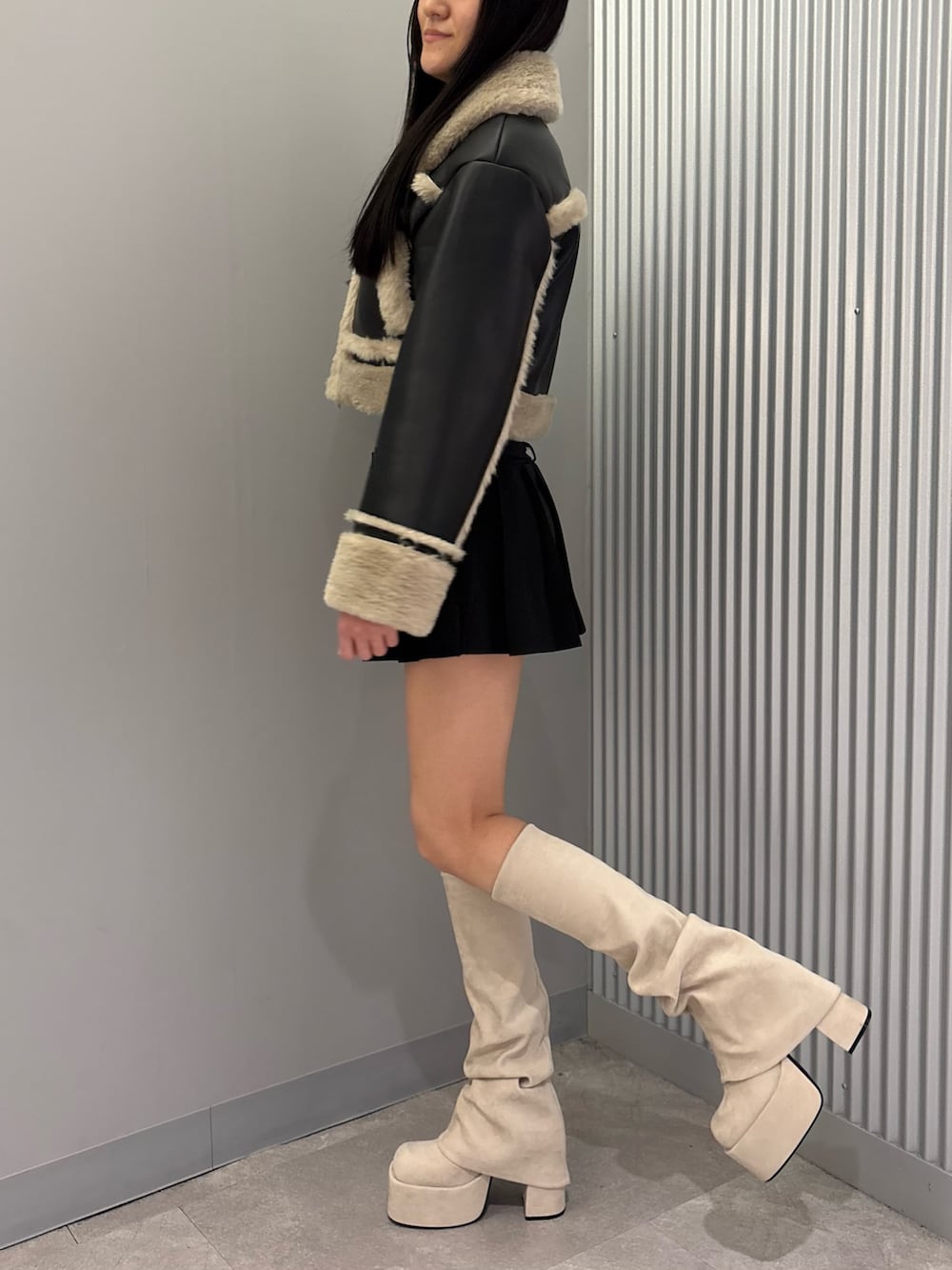 ブラック系のスカート、その他のブルゾン、ホワイト系のブーツを着用したレディースの秋コーディネートの4枚目の写真
