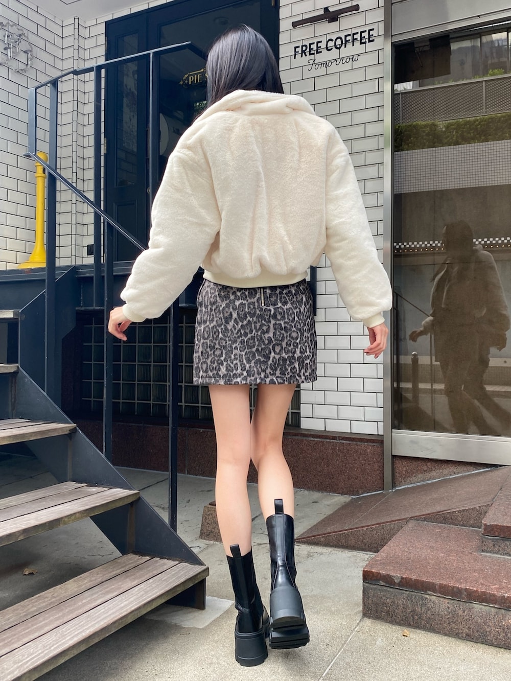 その他のスカート、ホワイト系のブルゾン、ブラック系のブーツを着用したレディースの秋コーディネートの4枚目の写真