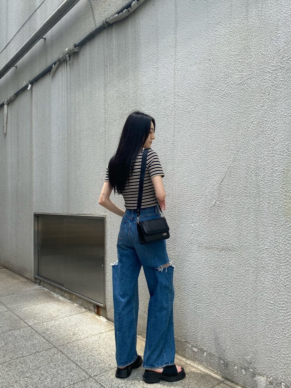 その他のTシャツ/カットソー、ブラック系のサンダル、ブルー系のデニムパンツを着用したレディースの夏コーディネートの4枚目の写真