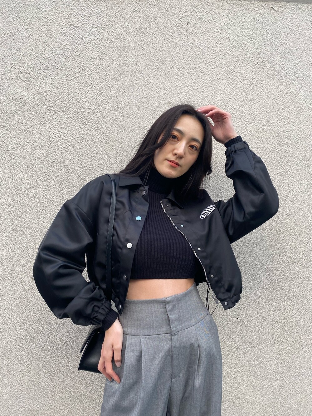 ブラック系のブルゾン、ブラック系のニット/セーター、グレー系のその他パンツを着用したレディースの冬コーディネートの8枚目の写真