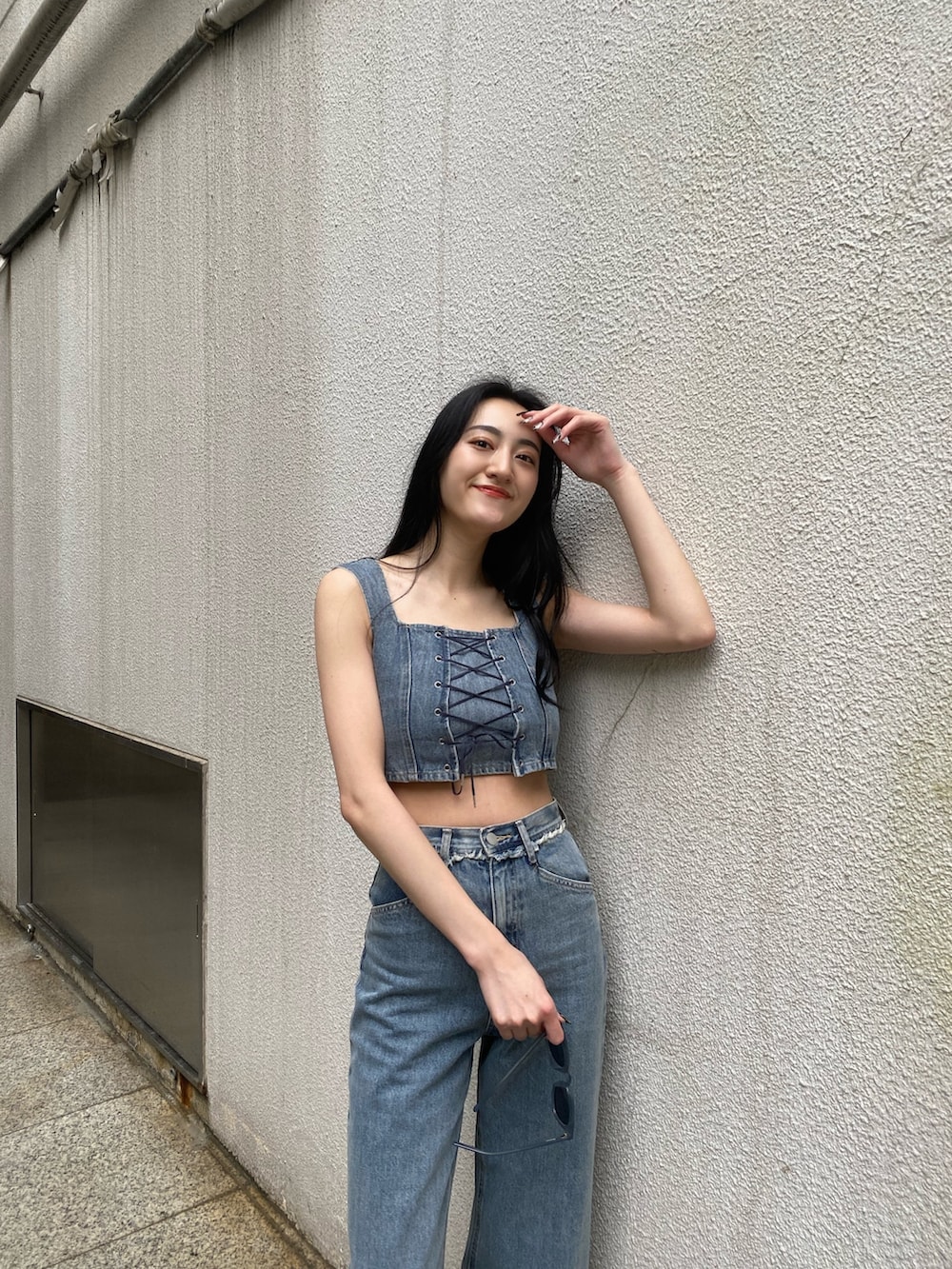 ブルー系のデニムパンツ、ブルー系のその他トップス、ブラック系のサンダルを着用したレディースの春コーディネートの6枚目の写真