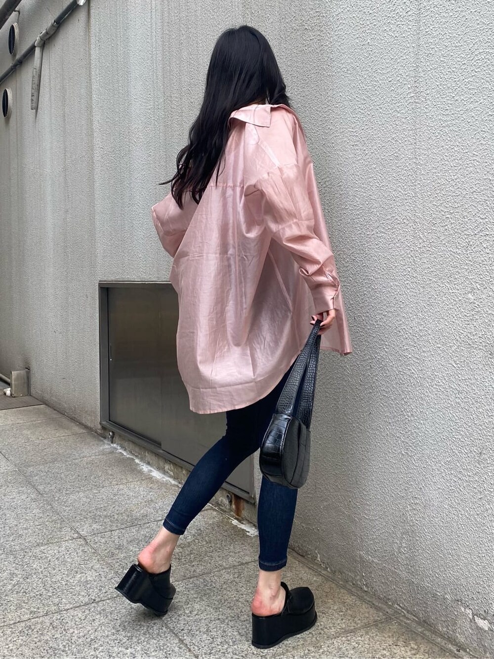 ピンク系のシャツ/ブラウス、ブラック系のハンドバッグ、ホワイト系のタンクトップを着用したレディースの夏コーディネートの2枚目の写真