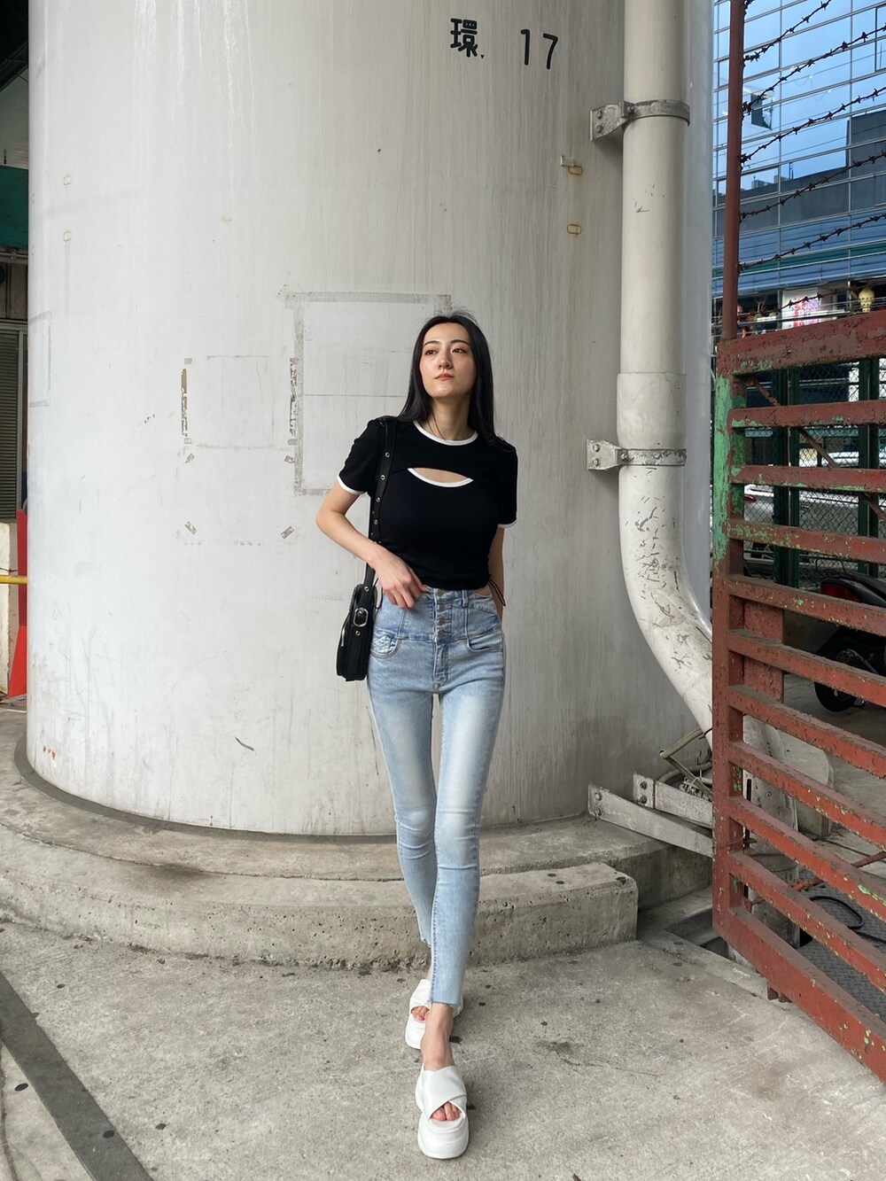 ブラック系のTシャツ/カットソー、ブルー系のデニムパンツ、ホワイト系のサンダルを着用したレディースの夏コーディネートの4枚目の写真