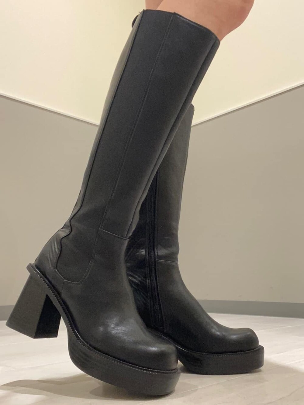 ブラック系のブーツ、ブラック系のスカート、ブラック系のカーディガン/ボレロを着用したレディースの秋コーディネートの8枚目の写真