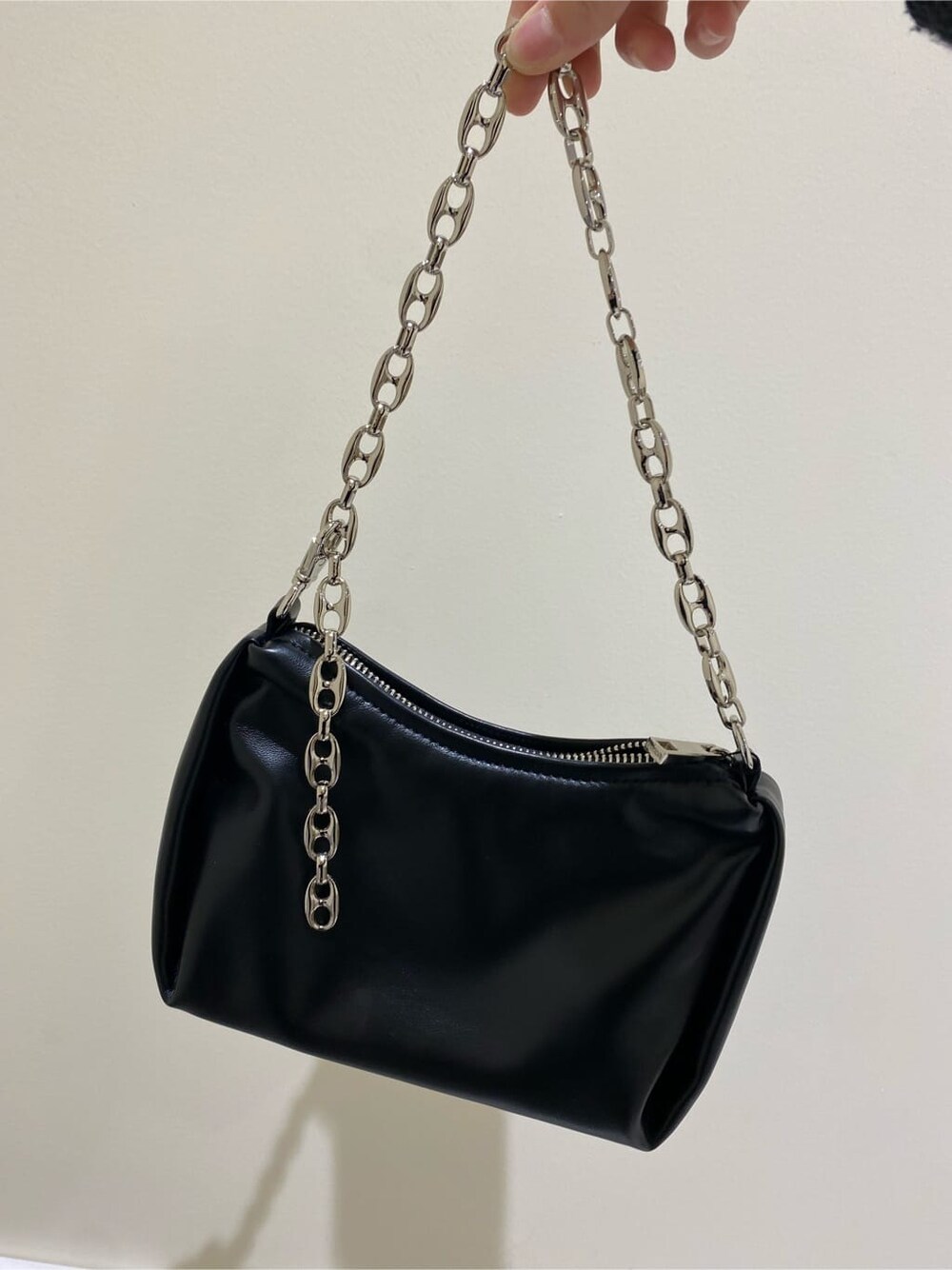 その他のスカート、ブラック系のニット/セーター、ブラック系のハンドバッグを着用したレディースの秋コーディネートの8枚目の写真