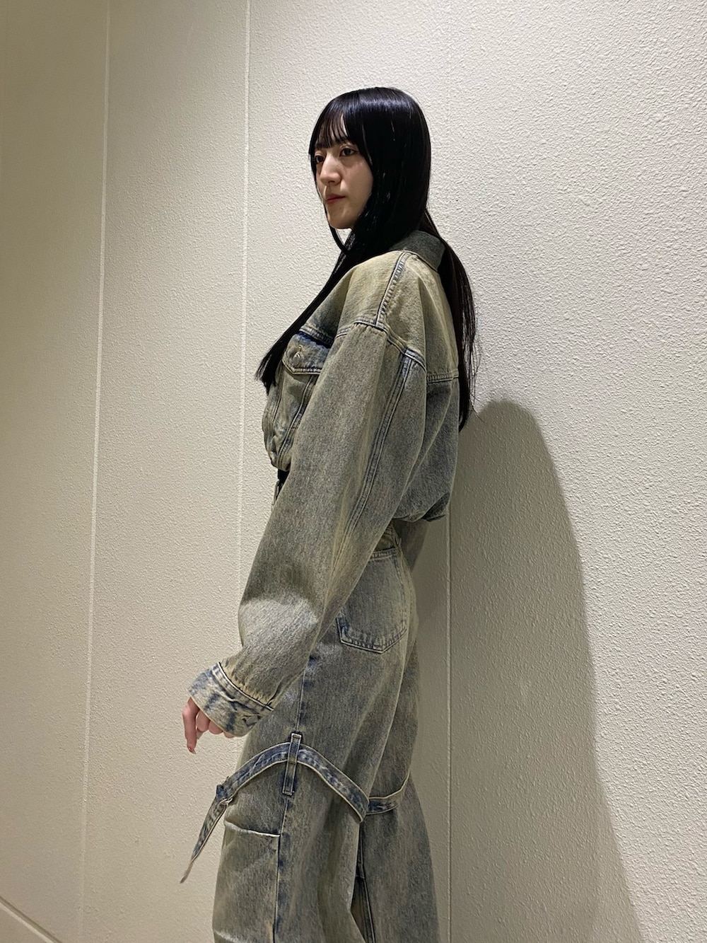 「春ニット、デニム、デニムジャケット、フレアデニム、ハイウエストデニム、サイドゴアブーツ、デニムセットアップ、セットアップ、セットアップスタイル、デニムコーデ、春コーデ、高身長、高身長コーデ、骨格ナチュラル、きれいめカジュアル」｜「EMODAのカーゴベルトルーズジーンズ（デニムパンツ、ブルー系）」を使った、中村樹李亜さん（骨格ナチュラル・レディース・175cm）の冬コーディネートの7枚目の写真