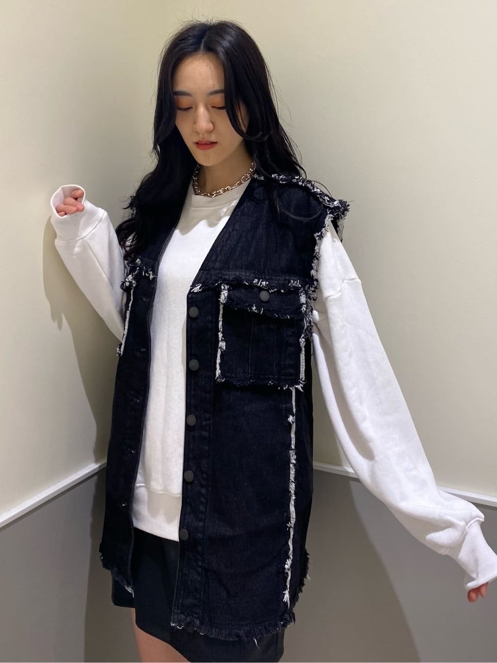 ブラック系のブーツ、ブラック系のデニムジャケット、ホワイト系のスウェットを着用したレディースの秋コーディネートの7枚目の写真