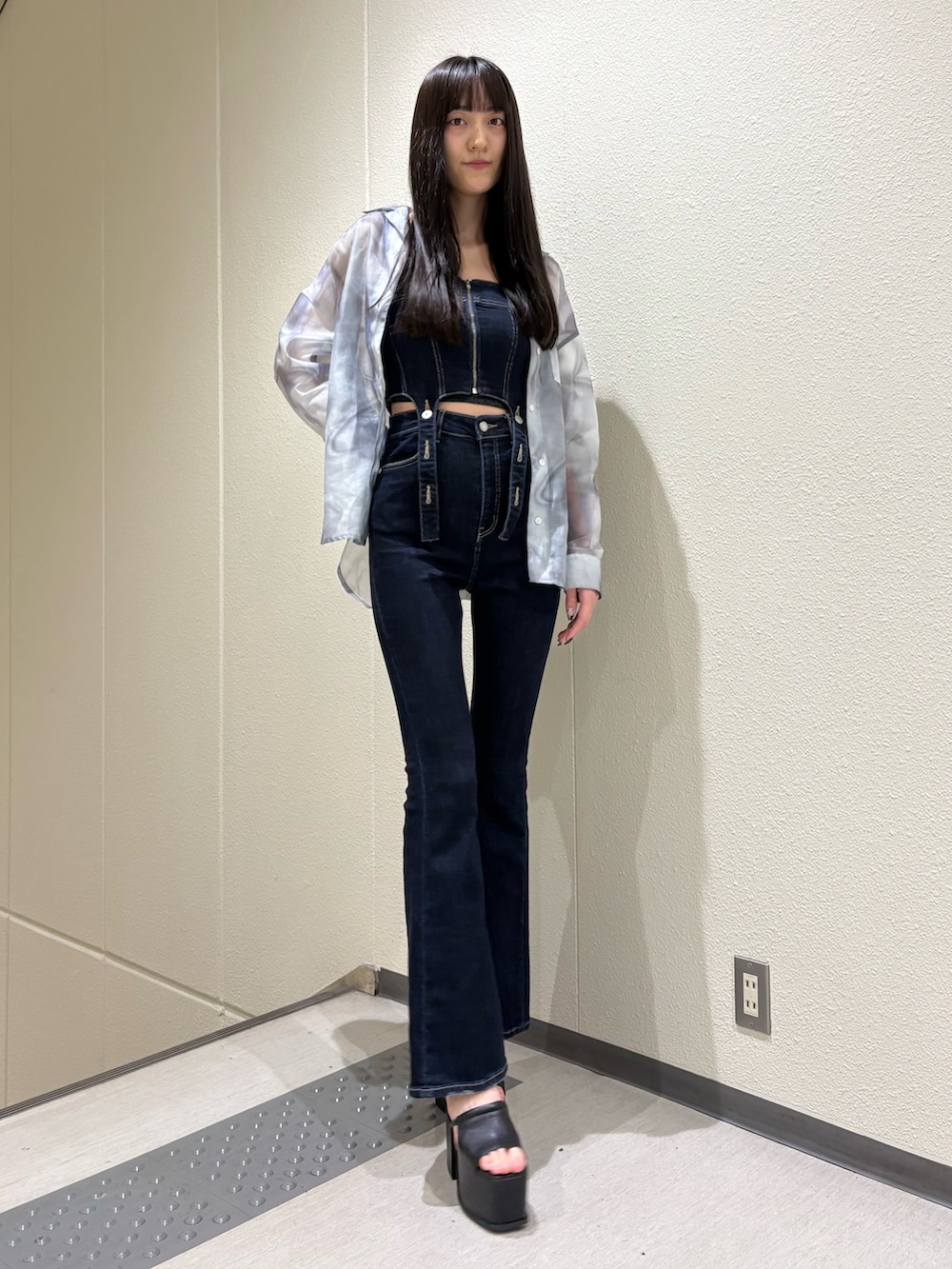 ブルー系のサロペット/オーバーオール、グレー系のシャツ/ブラウス、ブラック系のサンダルを着用したレディースの春コーディネートの2枚目の写真